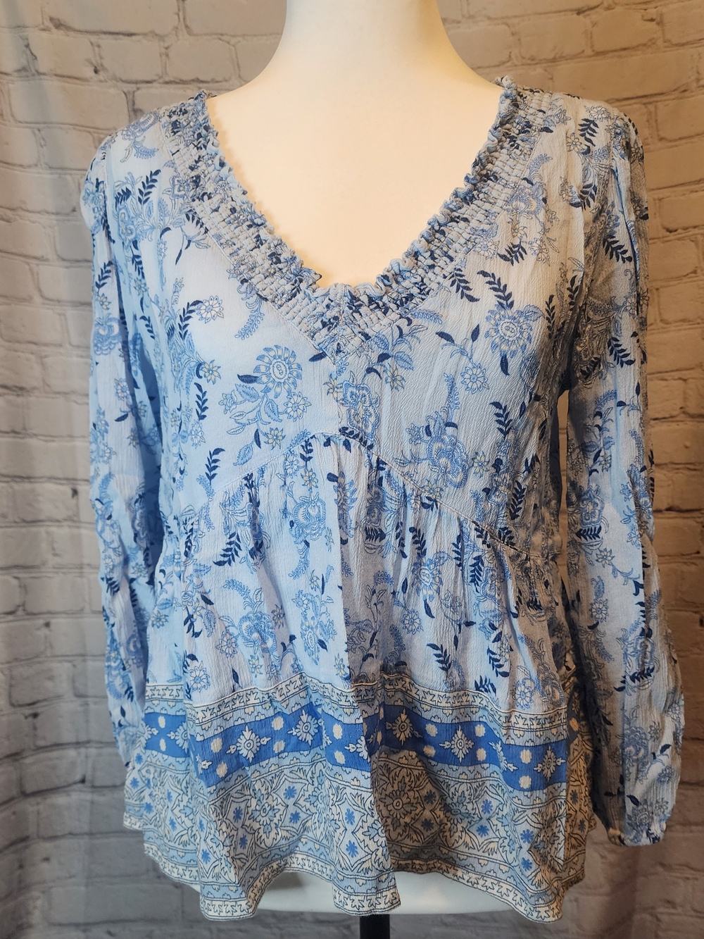 Lucky Brand Women’s Blue Floral V-Neck Peasant Top